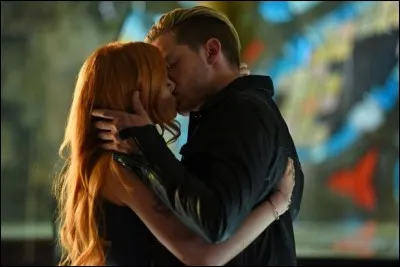 Dans quel épisode a lieu le premier bisou entre Clary et Jace ?