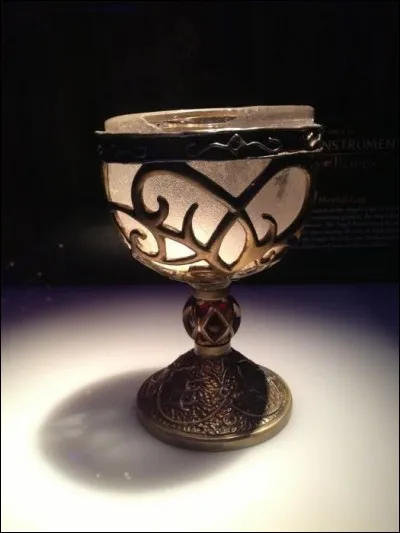 Comment s’appelle le jeu où Clary trouve la coupe mortelle ?