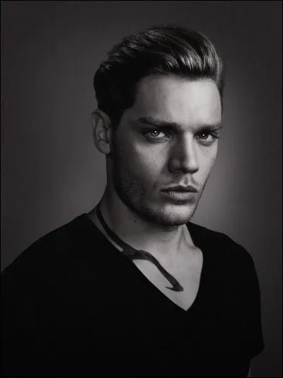 Combien de fois Jace change-t-il de nom de famille ?