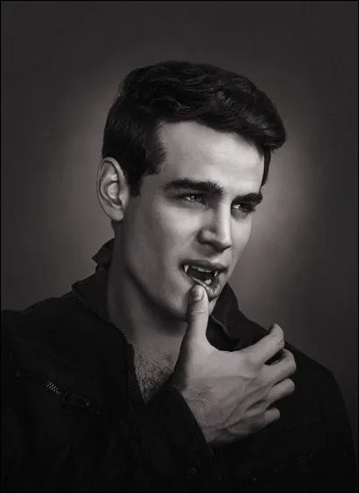 Qui Simon voit-il quand il rentre dans le programme ''Feu divin'' ?