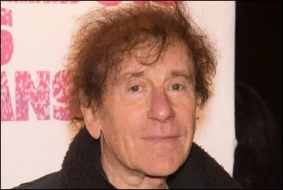 Avec qui Alain Souchon chante-il "Derrière les mots" ?