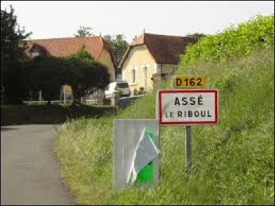 Nous commençons notre balade dans les Pays-de-la-Loire, à l'entrée d'Assé-le-Riboul. Nous sommes dans le département ...