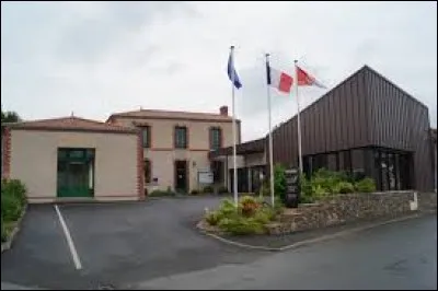 Je vous emmène dans les Pays-de-la-Loire, à Saint-André-Goule-d'Oie. Commune de l'arrondissement de La Roche-sur-Yon, elle se situe dans le département ...