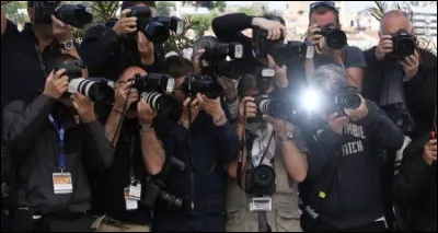 SURPRISE ! Des fans te surprennent dans la rue, que fais-tu ?