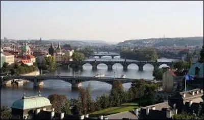 Comment s'appelle la rivi&egrave;re qui passe &agrave; Prague ?
