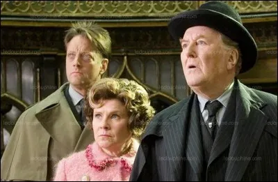 Qui, du ministère de la magie, vient enseigner la défense contre les forces du mal à Poudlard pendant la cinquième année de Harry ?