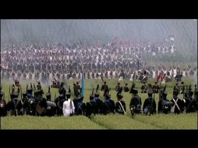 Face à de nombreux ennemis décidés à envahir la France, Napoléon a réorganisé ses troupes en une force nationale, l'Armée du Nord et ce, malgré des traîtrises royalistes : il la place entre les armées anglaise et prussienne.
Quelle est cette immortelle bataille où Napoléon bat le général Blücher qui ne retraite pas et se joint à Wellington, qui a su se replier et contre-attaquer ?