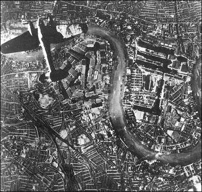 Cette bataille opposa la RAF à la Luftwaffe : il s'agit de la première bataille de la Deuxième Guerre mondiale à se dérouler en majeure partie dans les airs. Le but visé par Hitler était de permettre à l'armée allemande d'envahir ensuite le Royaume-Uni. 
Quel est cet affrontement, donnant lieu à de grands combats aériens, qu'on désigne souvent par l'expression « le Blitz » ?