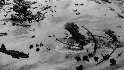 Engagement aéronaval au Pacifique, opposant les États-Unis au Japon. Initiative du commandant Yamamoto et malgré des moyens énormes engagés par la marine japonaise, avec près de 200 unités navales, la division de leurs forces fit que l'aviation américaine coula les 4 principaux porte-avions japonais. 
Nommez cette bataille qui mit un terme à la supériorité des forces japonaises dans le Pacifique.