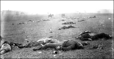 Premier conflit documenté en photos, il s'agit d'une lutte effroyable, la plus sanglante de la guerre civile américaine. Plus lourd affrontement entre les forces du sud et celles du nord. La photo iconique de cette boucherie s'appelle "A Harvest of Death". 
Quel est le nom de ce combat considéré comme le tournant de la guerre de Sécession ?