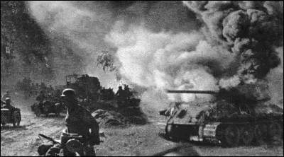 Les Allemands disposent des nouveaux Panther et Tigre : ce sera la plus grande bataille de chars de l'histoire, 5000 avions s'affronteront aussi. Joukov avise Staline de « laisser l'ennemi s'épuiser sur nos défenses et détruire ses chars ». Un million de mines ont été posées. Désormais, jusqu'en mai 1945, la Wehrmacht perd l'initiative. 
Quelle est cette bataille qui exposa 2 500 000 hommes ?