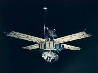 Mariner 9 est la première sonde à se mettre en orbite autour d'une planète autre que la Terre. Autour de quelle planète est-elle toujours en orbite ?