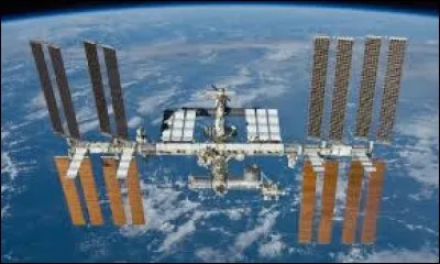 Combien de temps la Station spatiale internationale (ISS) met-elle pour faire le tour de la Terre ?