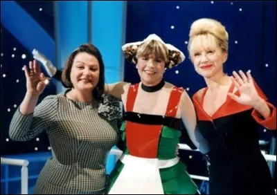 En 2001, Chantal Goya fait son grand come-back dans "Absolument fabuleux". Quel célèbre couturier l'habille en Bécassine 2.0 ?