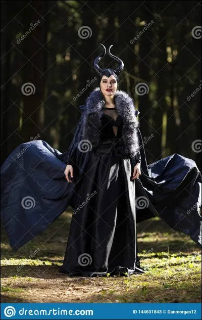 Qui joue le rôle de Maléfique ?