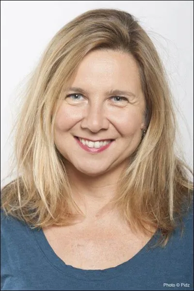 Qui est cette Sophie, humoriste, comédienne, chanteuse et scénariste ?