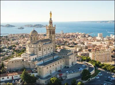 Quel est le surnom de la basilique Notre-Dame-de-la-Garde à Marseille ?