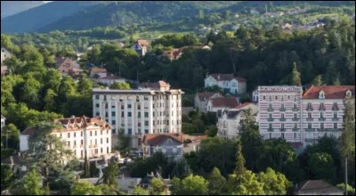 Dans quel département se trouvent les stations thermales de Châtel-Guyon, la Bourboule et Royat ?