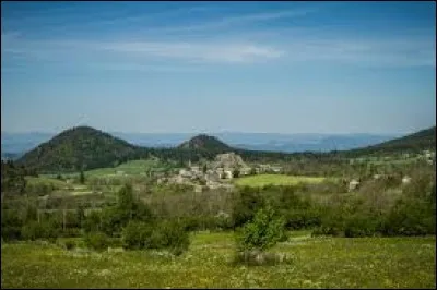 Dans quel département se trouvent les Monts du Vivarais ?