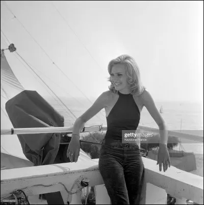 En quelle année chante-t-elle "Petit Papa Noël" ?