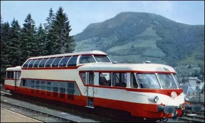 Quel constructeur a également marqué son empreinte dans le domaine ferroviaire en produisant des trains ?