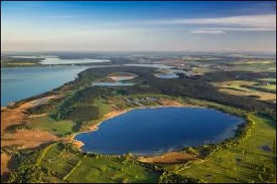 Quel pays est parfois appelé le pays des 1000 lacs ?