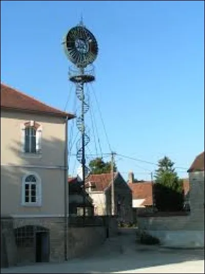 Nous sommes dans l'Yonne devant la mairie-lavoir et l'éolienne d'Arthonnay. Nous nous trouvons dans l'ancienne région ...