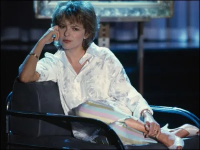 Que fait le garçon dans la chanson de France "Souffler les bougies" ?