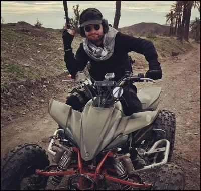 Avec qui fait-il souvent des vidéos ?