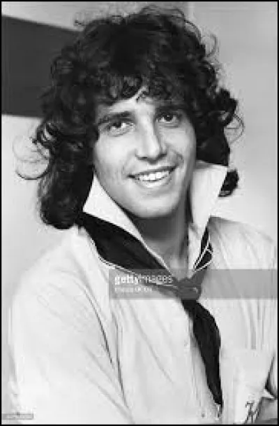 Étienne Roda-Gil a écrit ''Si on chantait'' pour Julien Clerc. Ce parolier avait pour devise ''Ni dieu, ni maître''. De quel mouvement politique était-il proche ?