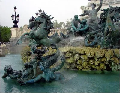 Qui est l'auteur du roman "Les Roquevillard" ?