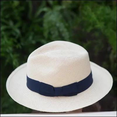 Un capéophile collectionne les chapeaux.