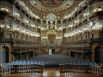 Le Palais des festivals de Bayreuth est associé à l'uvre de quel compositeur ?