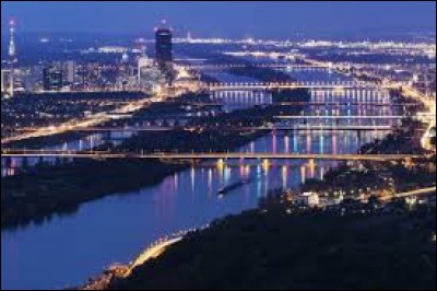 Laquelle de ces villes n'est pas traversée par le Danube ?