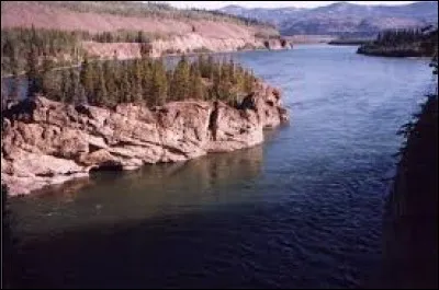 Combien de pays traverse le fleuve Yukon ?