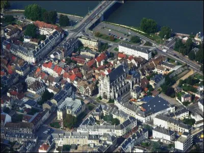 De quel d&eacute;partement Vernon est-elle une sous-pr&eacute;fecture ?