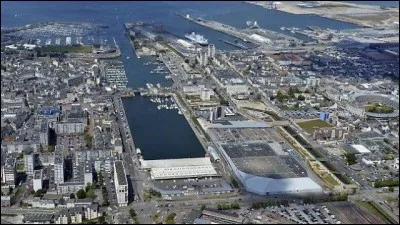 De quel d&eacute;partement Cherbourg est-elle une sous-pr&eacute;fecture ?