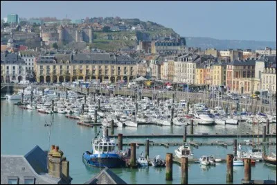 De quel d&eacute;partement Dieppe est-elle une sous-pr&eacute;fecture ?