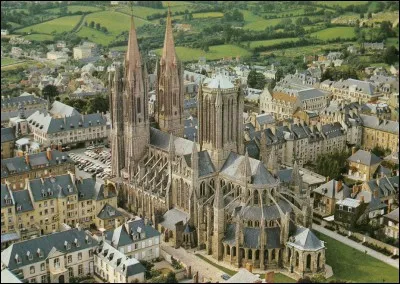 De quel d&eacute;partement Coutances est-elle une sous-pr&eacute;fecture ?