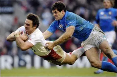 Quel le score  la mi-temps du tournoi des 6 nations en 2010 qui oppose l'Italie  l 'Angleterre?