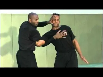 Elle rentre toujours la première,
Et sort toujours la dernière.
Lorsqu'elle fugue,
vers le dieu Lug,
qu'elle prend du champs,
elle est comme Didier : "des champs !"
S'il elle n'est pas de "si",
Elle n'est sûrement pas de là,
Et pourtant bien de notre "sol" : 
Elle est celle du chant, même en (r)ut,
Même de celui du mâle en lutte : 
Et qui en doute, sans doute est fol !

Qui est-ce ?