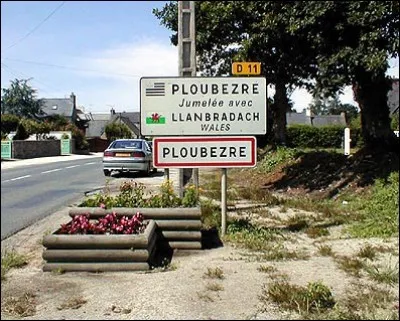 Dans une histoire de Kaamelott,
sont filles d'un pêcheur de lottes !
Placées contre les yeux,
Elles permettent un rapprochement.
Si toujours elles sont deux,
Elles se ressemblent assurément.
Demoiselles nées sous les gémeaux
- et je ne le dit pas à Demy -
braillèrent "rémifasol-sol-sol-ré-do"
En les rues de Rochefort à l'envi !

Qui sont-ce ?