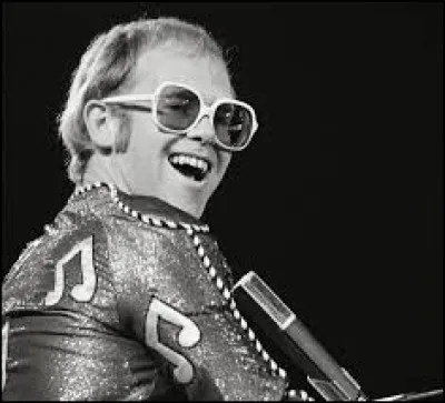 ''Rocket Man'' est un titre d'Elton John. Complétez le nom de cette franchise texane de basket-ball de la NBA : les Rockets de -------------.