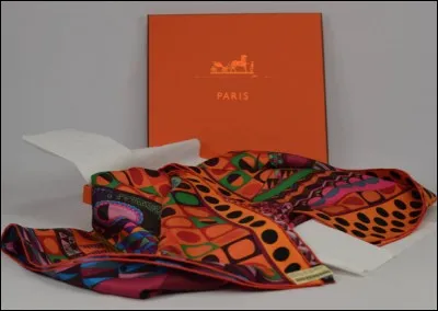 Quelle soci&eacute;t&eacute; produit des foulards embl&eacute;matiques carr&eacute;s en soie depuis 1937 ?