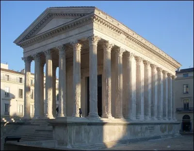 Dans quelle ville, le temple romain "la Maison Carr&eacute;e" est-il situ&eacute; ?