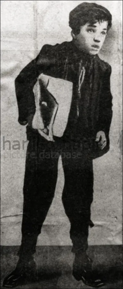 Quel était le nom de la pièce dans laquelle le jeune Charlie joua le rôle d'un vendeur de journaux ?