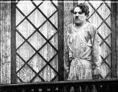 Quel film marque les débuts de Charlie Chaplin en tant que réalisateur ?
