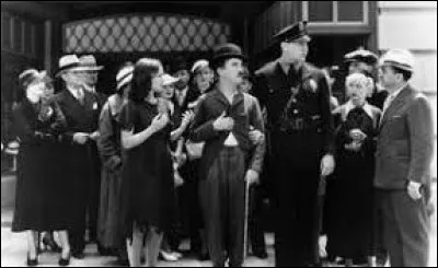 Contre qui Chaplin intenta-t-il un procès en 1917 ?