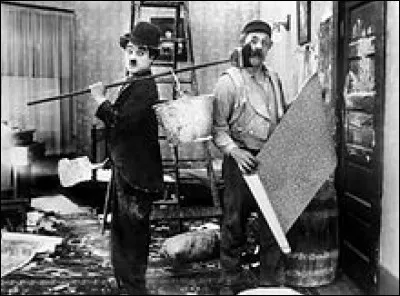 Dans les années 40, comment est qualifié le style d'humour des films de Chaplin ?