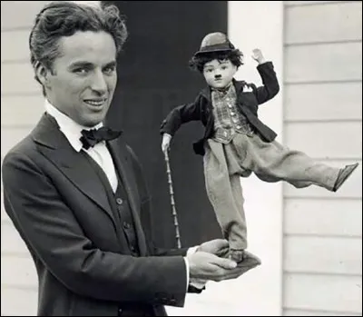 Dans quel genre de spectacle Charlie Chaplin fit-il ses débuts entre 1899 et 1900 ?